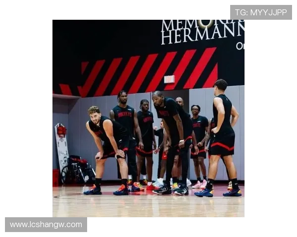 美媒晒现场照暂停归来芬尼史密斯完成火箭生涯首秀聚焦比赛瞬间